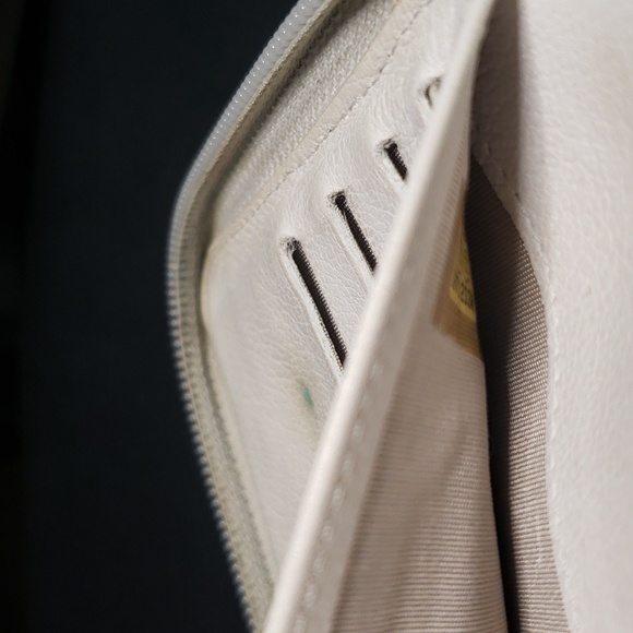 Chanel Off-White Camellia Zipped Wallet - Picture 10 of 16